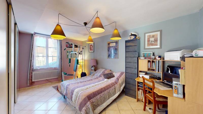 Maison spacieuse à L’Habit de 7 pièces avec jardin, terrasse, poêle à bois et terrain de pétanque, offrant un cadre familial calme et verdoyant en Normandie.