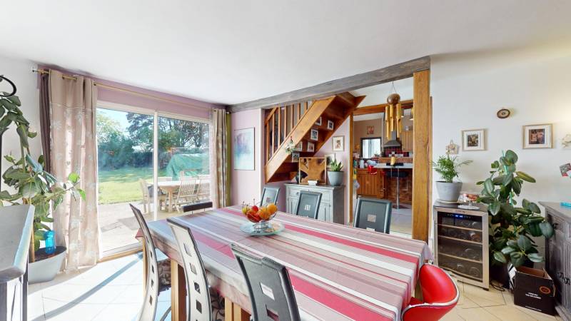 Propriété familiale à L’Habit avec 7 pièces, grand jardin ensoleillé, terrasse avec barbecue, terrain de pétanque et rénovation récente, offrant confort et tranquillité en pleine campagne.