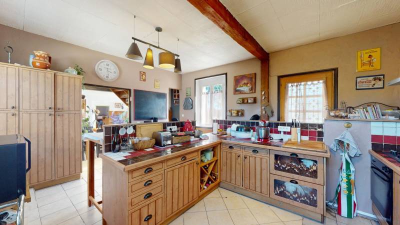 Maison de caractère à L’Habit avec 7 pièces, vaste jardin, terrasse de 55 m², poêle à bois et insert, offrant une vue imprenable sur la campagne environnante.