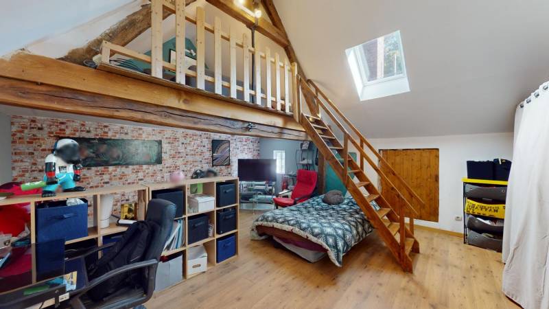 À L’Habit, maison familiale de 7 pièces avec jardin, terrasse, terrain de pétanque et espaces lumineux, alliant charme de l’ancien et confort moderne en Normandie.