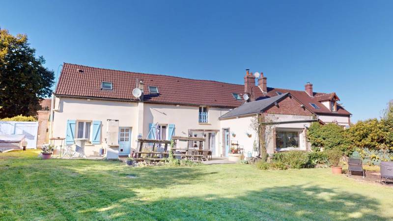 Maison familiale de 7 pièces avec grand jardin, terrasse, abris de jardin et terrain de pétanque, offrant vue dégagée sur la campagne de L’Habit en Normandie.