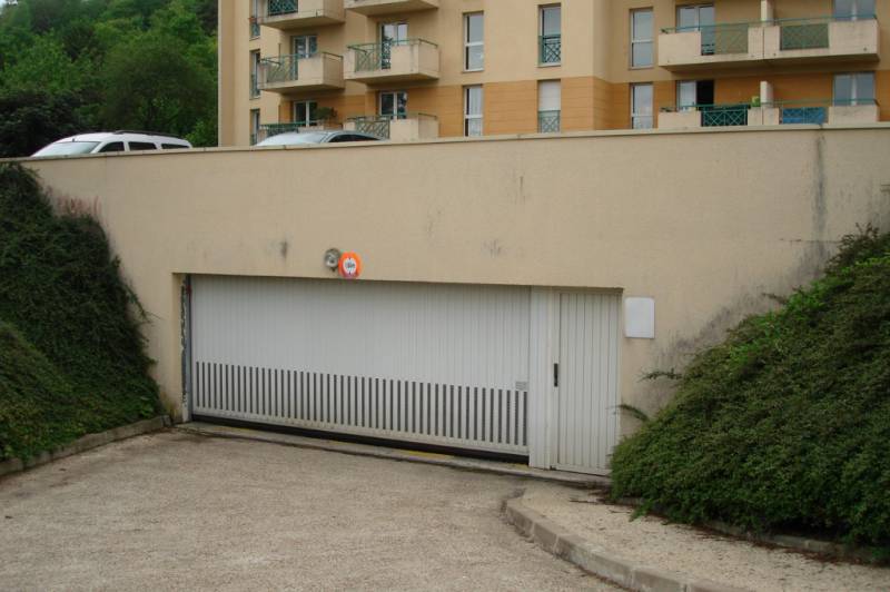 PLACES DE PARKING EN SOUS-SOL FERME PROCHE CINEMA