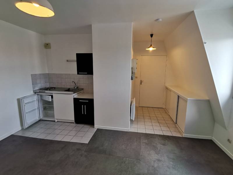 APPARTEMENT AU DERNIER ETAGE - STUDIO - EVREUX quartier Saint-Michel (27000)