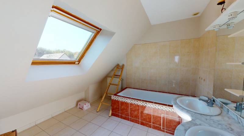 MAISON MEUBLEE - F7 DE 136M² - EVREUX