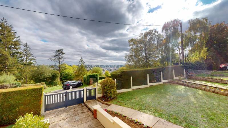 Maison rénovée T4 de 84 m² avec jardin clos et sous-sol à vendre à Évreux, quartier Navarre