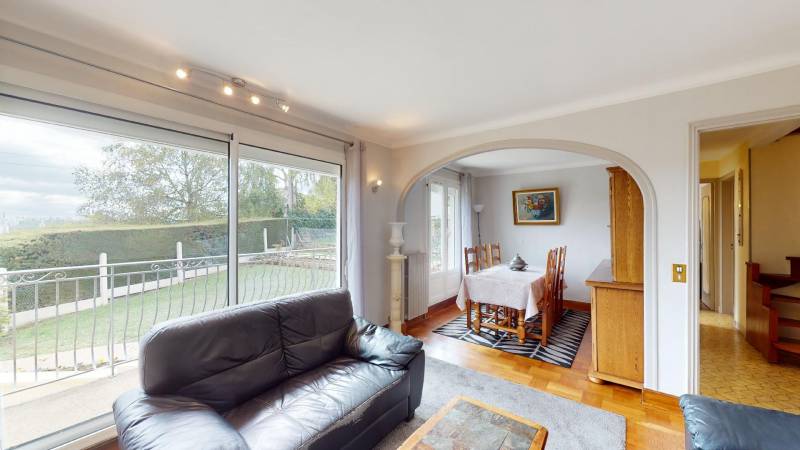 Maison rénovée T4 de 84 m² avec jardin clos et sous-sol à vendre à Évreux, quartier Navarre