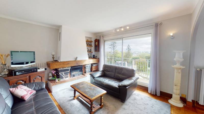 Maison rénovée T4 de 84 m² avec jardin clos et sous-sol à vendre à Évreux, quartier Navarre