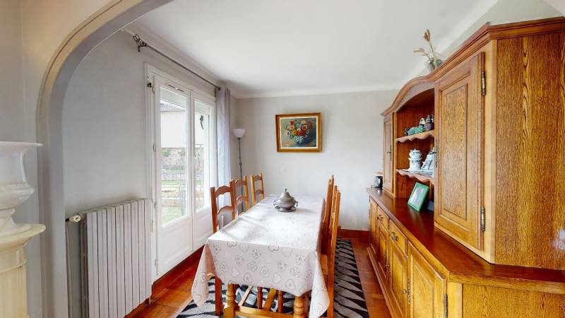 Maison rénovée T4 de 84 m² avec jardin clos et sous-sol à vendre à Évreux, quartier Navarre