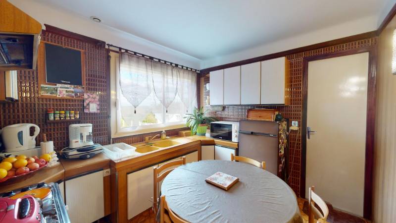 Maison rénovée T4 de 84 m² avec jardin clos et sous-sol à vendre à Évreux, quartier Navarre