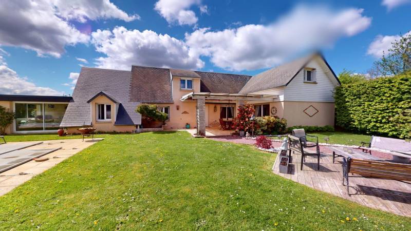    Grange rénovée avec piscine, studio et jardin arboré à vendre à 10 km d’Évreux