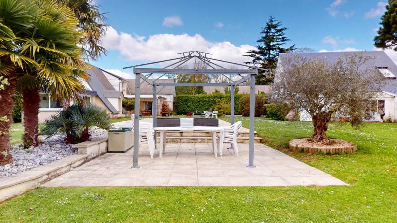    Grange rénovée avec piscine, studio et jardin arboré à vendre à 10 km d’Évreux