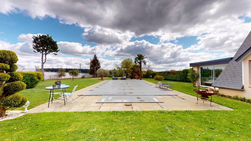    Grange rénovée avec piscine, studio et jardin arboré à vendre à 10 km d’Évreux