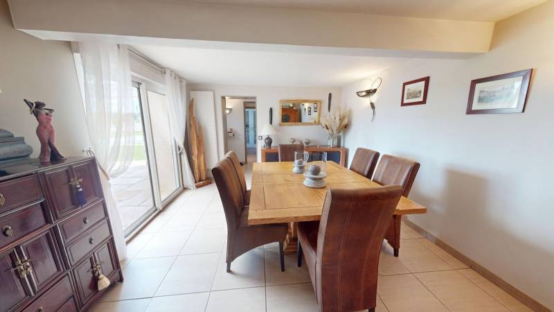    Grange rénovée avec piscine, studio et jardin arboré à vendre à 10 km d’Évreux