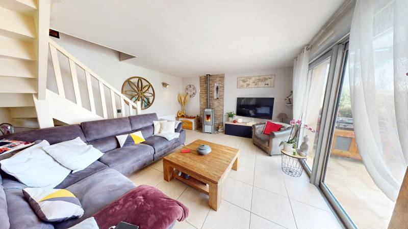    Grange rénovée avec piscine, studio et jardin arboré à vendre à 10 km d’Évreux