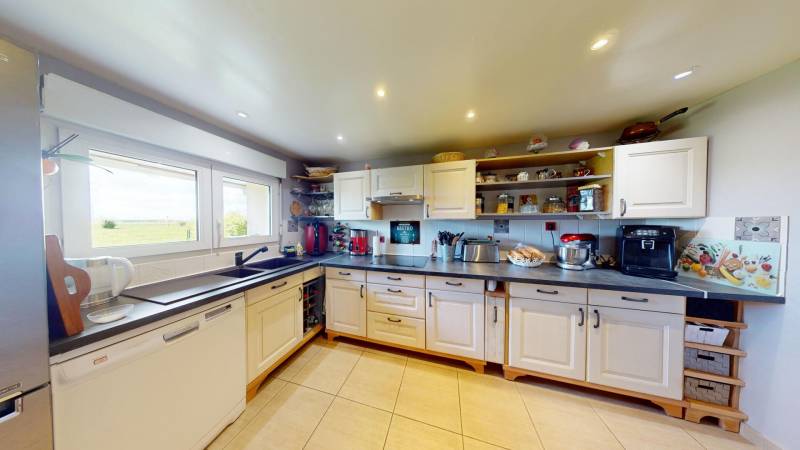    Grange rénovée avec piscine, studio et jardin arboré à vendre à 10 km d’Évreux