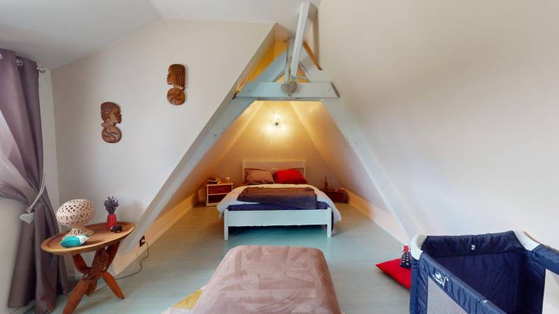    Grange rénovée avec piscine, studio et jardin arboré à vendre à 10 km d’Évreux