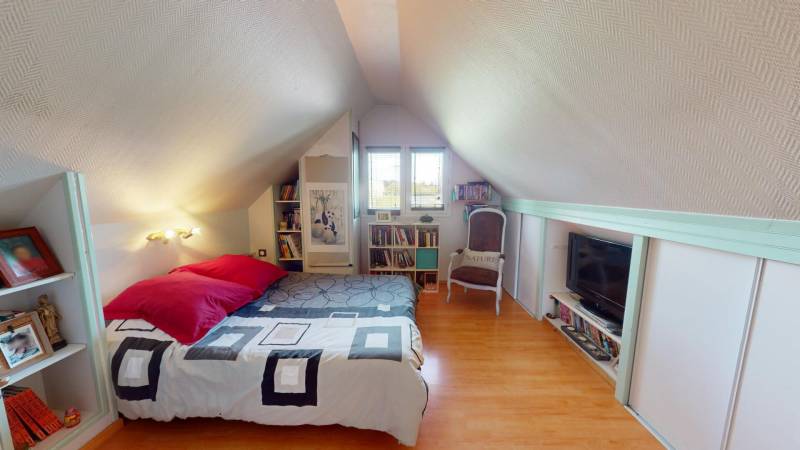    Grange rénovée avec piscine, studio et jardin arboré à vendre à 10 km d’Évreux