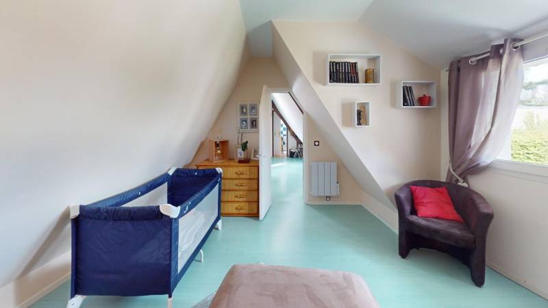    Grange rénovée avec piscine, studio et jardin arboré à vendre à 10 km d’Évreux