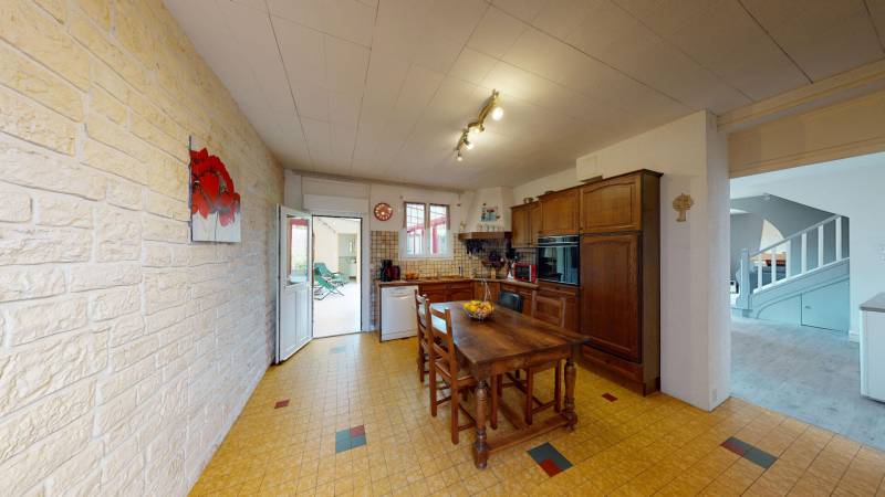 Maison de ville rénovée de 140 m² avec jardin arboré à vendre en hyper-centre d’Évreux (27000)