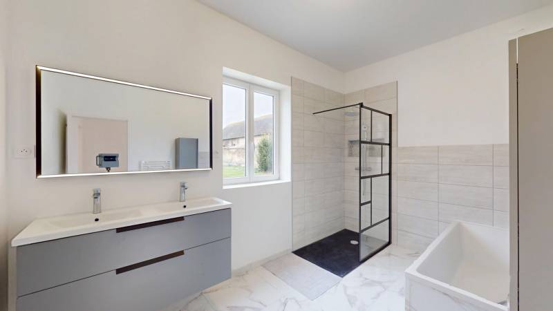 Maison T8 rénovée de 250 m² avec grand terrain arboré à vendre à Bémécourt, proche Breteuil