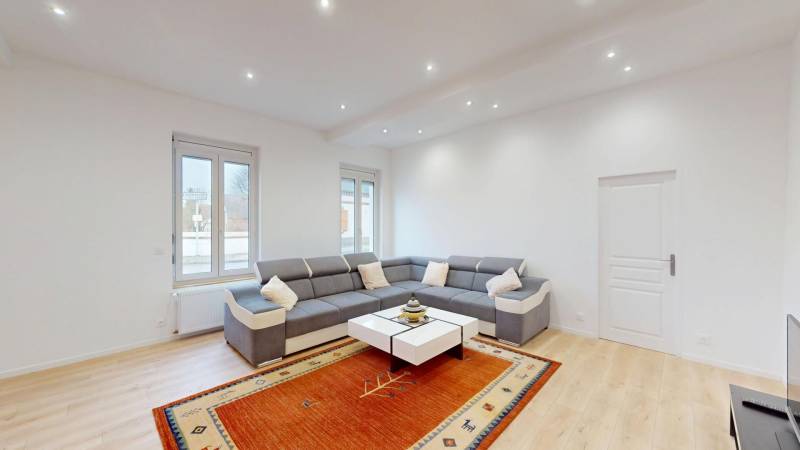 Maison T8 rénovée de 250 m² avec grand terrain arboré à vendre à Bémécourt, proche Breteuil