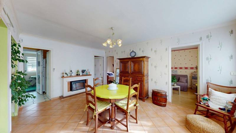 Belle maison à Évreux secteur prisé Saint-Michel, 4 chambres, sous-sol total, jardin plat, carport et stationnements multiples.