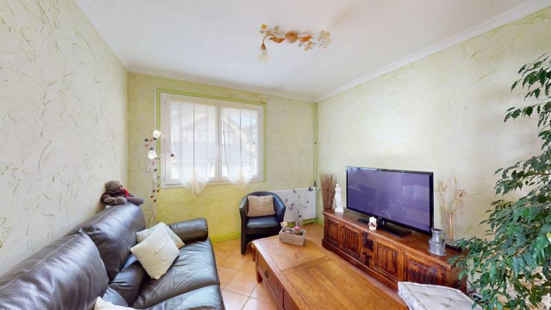 Exclusivité Saint-Michel : maison familiale de 100 m², vie de plain-pied, sous-sol aménagé, jardin 505 m² et double terrasse.