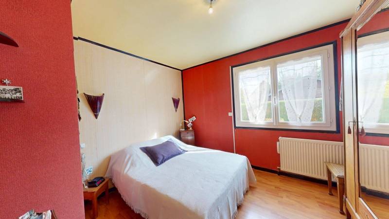 Maison des années 70 rénovée à Saint-Michel Évreux, alliant charme, confort moderne, luminosité et vie pratique de plain-pied.