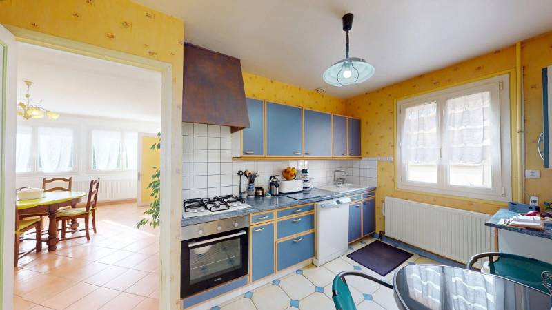 Maison familiale avec sous-sol total à Évreux Saint-Michel, 4 chambres, grand séjour, jardin entretenu, proche écoles et transports.