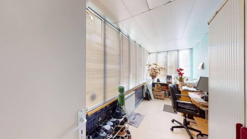 Maison semi plain-pied à Évreux, 100 m² habitables, sous-sol aménagé, 4 chambres, jardin arboré, double terrasse et carport.