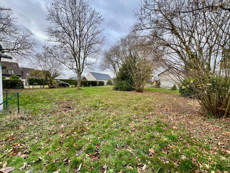 TERRAIN CONSTRUCTIBLE DE 1 070M² - TOURNEVILLE