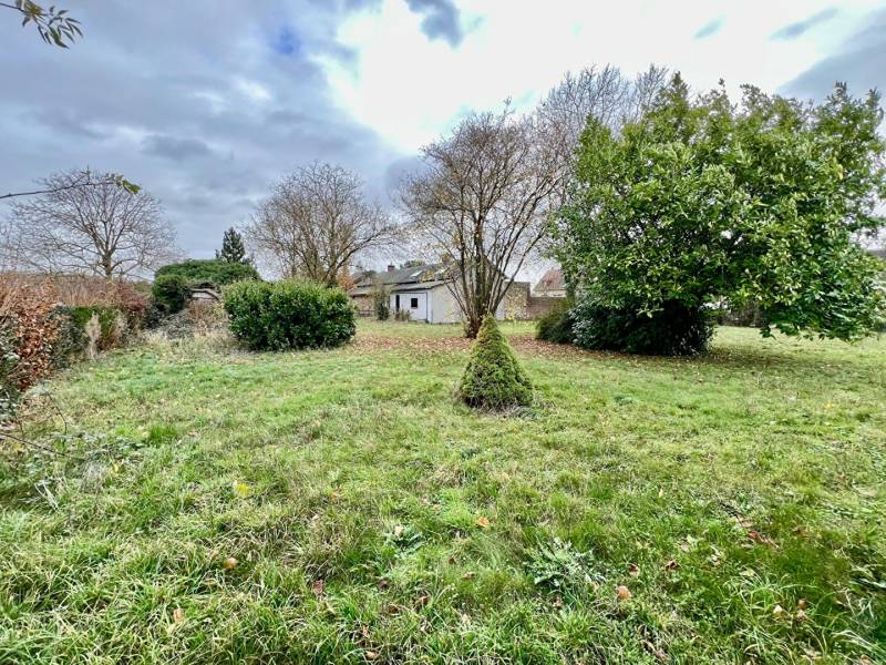 TERRAIN CONSTRUCTIBLE DE 1 070M² - TOURNEVILLE