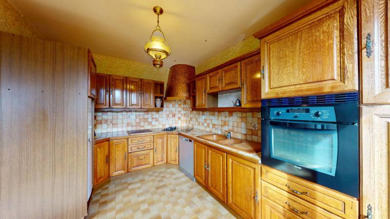 CADRE PAISIBLE POUR CETTE MAISON FAMILIALE DE 154 M² PROCHE ÉCOLES ET COMMODITÉS