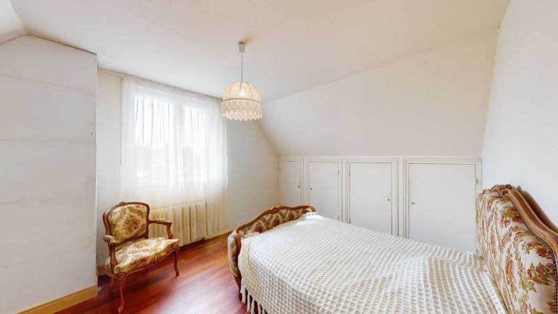 MAISON AVEC CHEMINÉE, 4 CHAMBRES ET JARDIN SANS VIS-À-VIS DANS VILLAGE PRISÉ