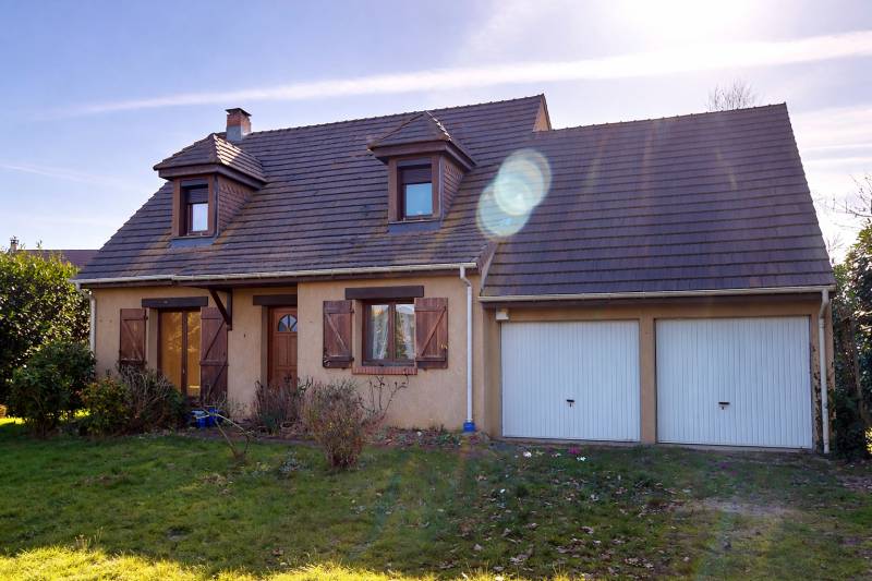 MAISON FAMILIALE T5 DE 109 M² AVEC DOUBLE GARAGE ET GRAND JARDIN À SACQUENVILLE