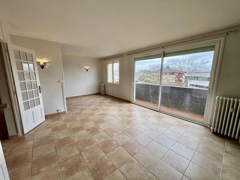 Appartement T4 à vendre à Évreux – Quartier Saint-Michel – 67 m² – Balcon – Dernier étage