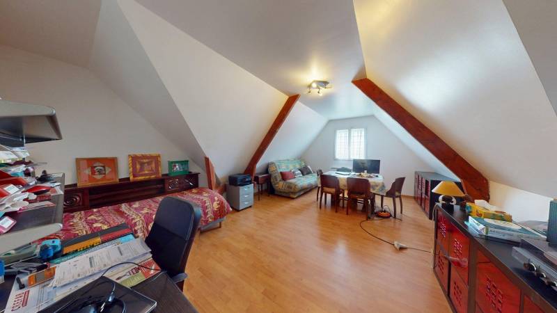  Maison familiale F6 de 145 m² à vendre à 20 minutes d’Évreux, avec jardin arboré et suite parentale
