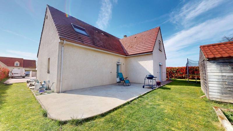  Maison familiale F6 de 145 m² à vendre à 20 minutes d’Évreux, avec jardin arboré et suite parentale