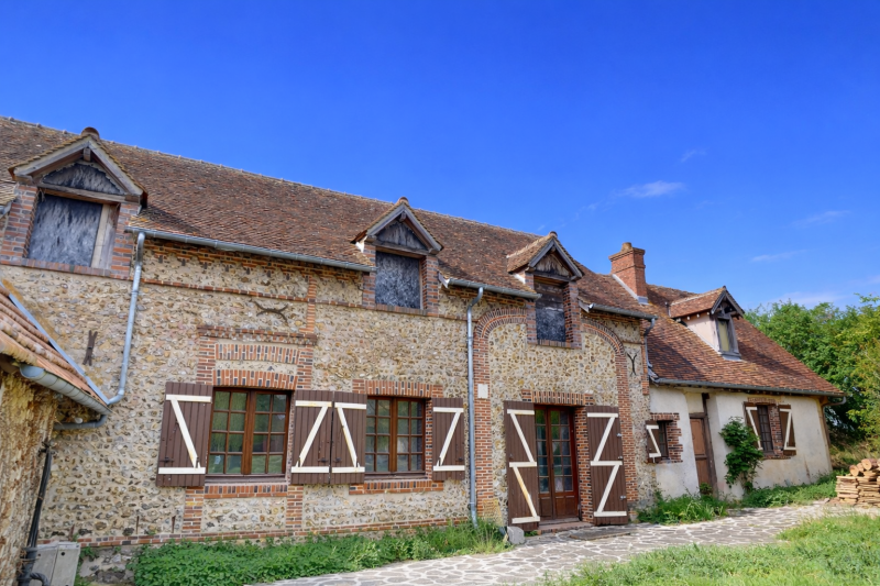 CHARMANTE LONGÈRE À RÉNOVER AVEC MARE, DÉPENDANCE ET NOMBREUSES POSSIBILITÉS D’AMÉNAGEMENT