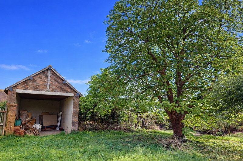 MAISON ANCIENNE PLEINE DE CHARME AVEC FORT POTENTIEL ET ENVIRONNEMENT VERDOYANT