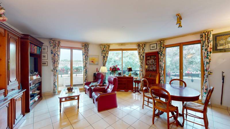 A VENDRE APPARTEMENT EN HYPER CENTRE-VILLE  D'ÉVREUX DE 4 PIÈCES ET 3 CHAMBRES 2 BALCONS  ET 3 PLACES DE PARKIN