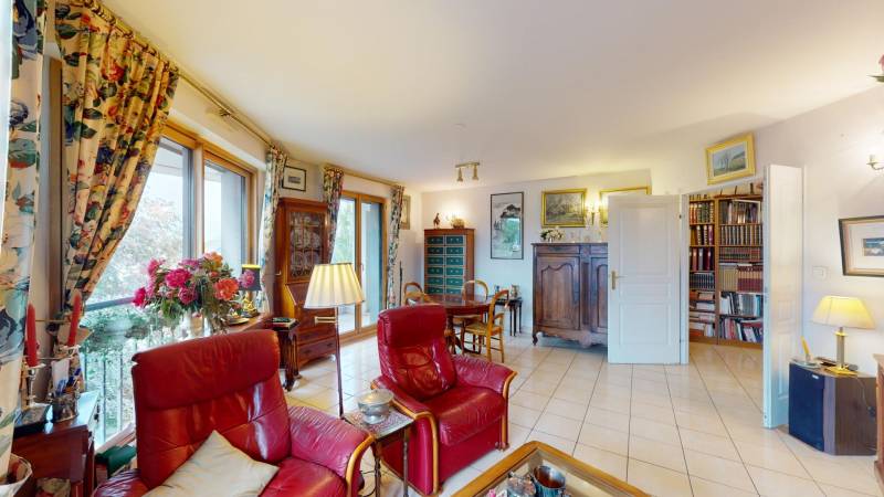 A VENDRE APPARTEMENT EN HYPER CENTRE-VILLE  D'ÉVREUX DE 4 PIÈCES ET 3 CHAMBRES 2 BALCONS  ET 3 PLACES DE PARKIN