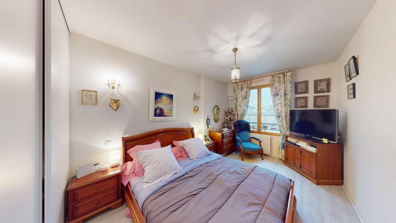 A VENDRE APPARTEMENT EN HYPER CENTRE-VILLE  D'ÉVREUX DE 4 PIÈCES ET 3 CHAMBRES 2 BALCONS  ET 3 PLACES DE PARKIN