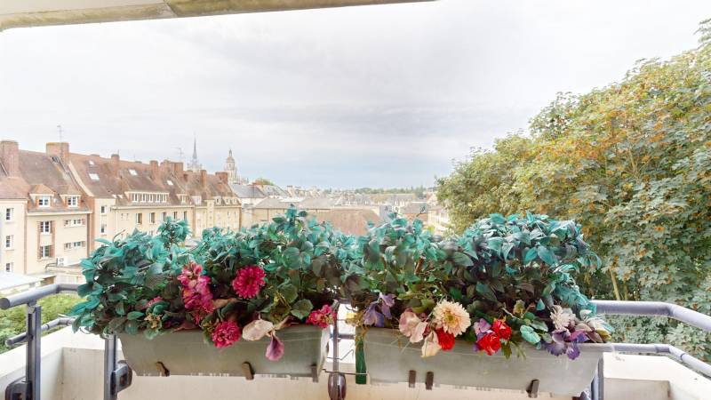 A VENDRE APPARTEMENT EN HYPER CENTRE-VILLE  D'ÉVREUX DE 4 PIÈCES ET 3 CHAMBRES 2 BALCONS  ET 3 PLACES DE PARKIN