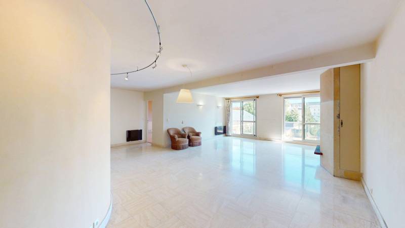 GRAND APPARTEMENT FAMILIAL DE 135 M² À VENDRE AU CENTRE-VILLE D’ÉVREUX, AVEC JARDIN ET BALCON