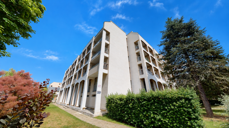 CENTRE-VILLE D'ÉVREUX : APPARTEMENT RÉNOVÉ AVEC ASCENSEUR, GARAGE ET PARKING
