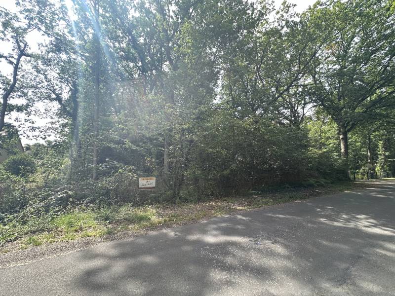 TERRAIN CONSTRUCTIBLE À FERRIÈRES-HAUT-CLOCHER VIABILISÉ HORS LOTISSEMENT CADRE CALME PROCHE COMMODITÉS AXES