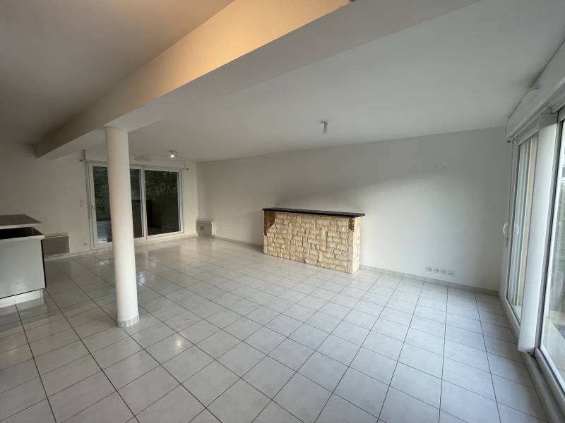 MAISON DE TYPE F4 AVEC GARAGE ET JARDIN A SAINT MICHEL