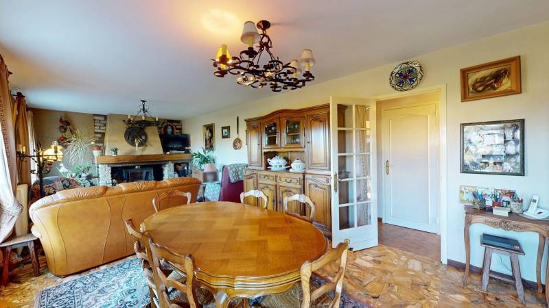 MAISON AVEC SOUS-SOL TOTAL, VÉRANDA ET GRAND TERRAIN ARBORÉ DANS SECTEUR CALME ET RECHERCHÉ