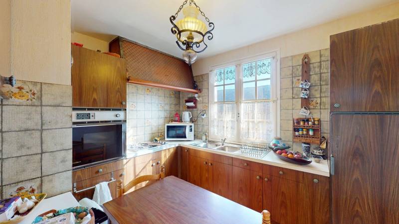 OPPORTUNITÉ À SAISIR MAISON AVEC GARAGE, ATELIER, VÉRANDA ET BEAU POTENTIEL D’AMÉNAGEMENT